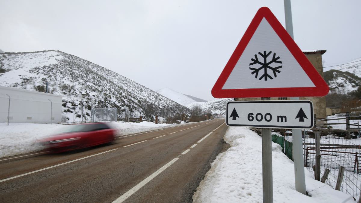 La nieve obliga a usar cadenas en 16 tramos de carreteras de Burgos, León y Palencia