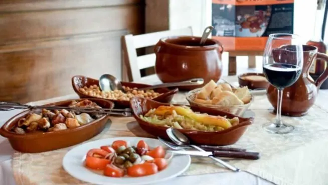 Cocido maragato: el tradicional plato de León que se sirve en orden invertido