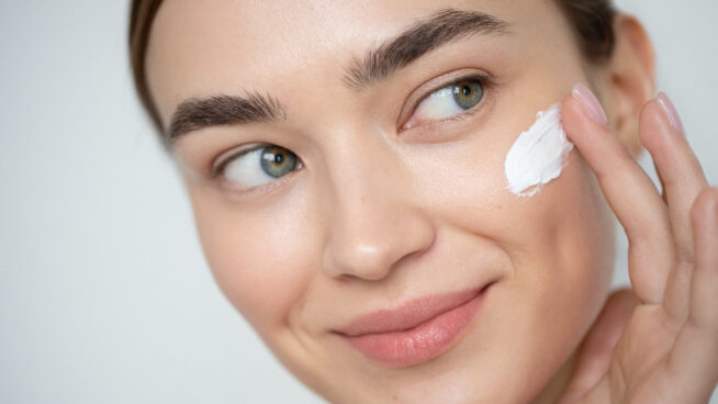 Una farmacéutica revela cómo elegir una buena crema facial: ingredientes, envase, textura y más