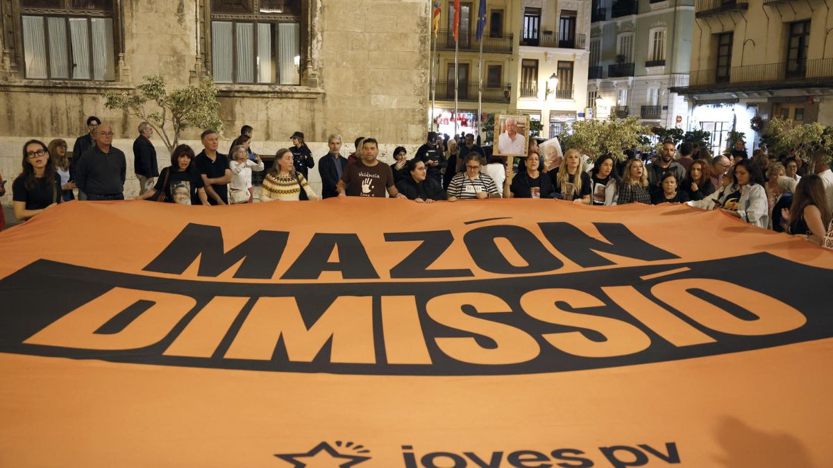 Compromís despliega una gran pancarta de «Mazón dimisión» frente a la Generalitat