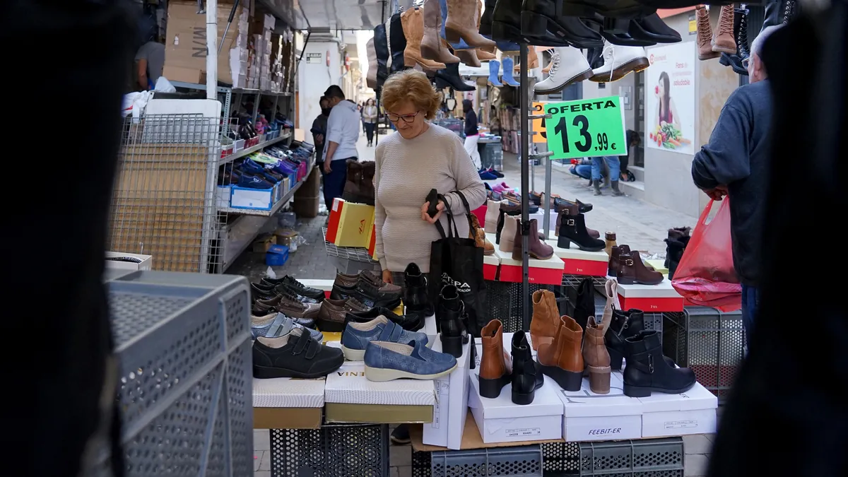 Sevilla destina 856.000 euros a frenar la venta ambulante en los mercadillos