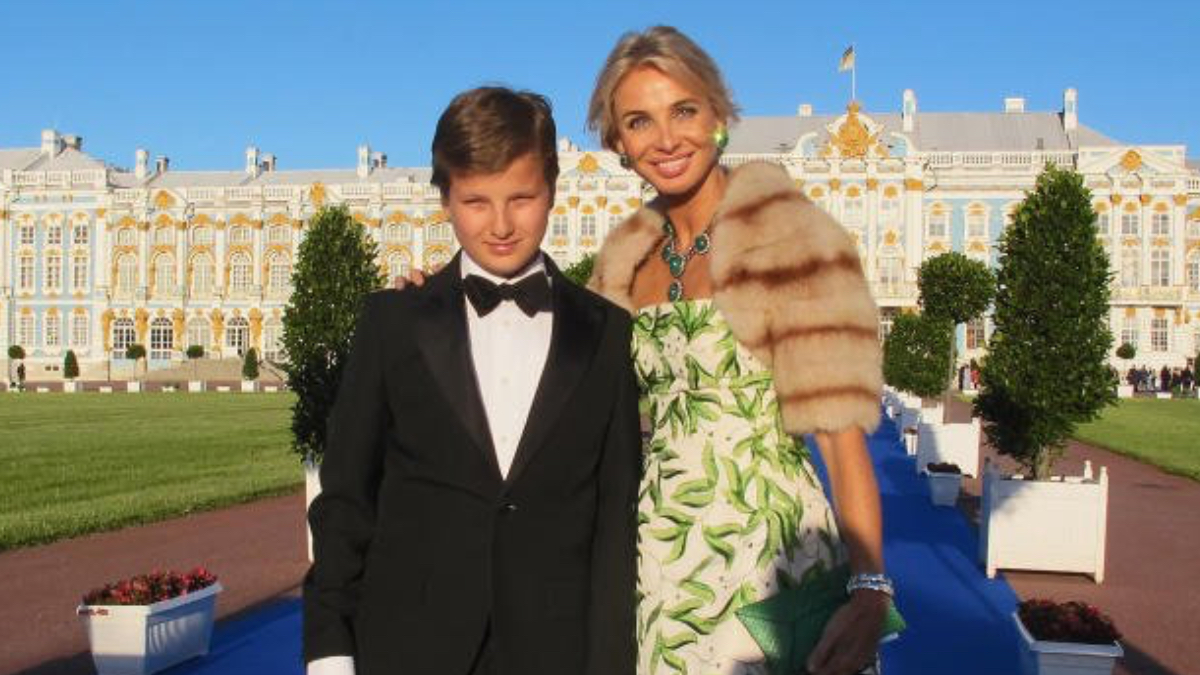 La infancia de Alexander, hijo de Corina Larsen, en El Pardo: barbacoas y muy unido al Emérito