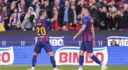 El Barça remonta al Alavés con un doblete de Dani Olmo en el Camp Nou