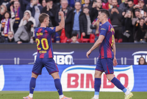 El Barça remonta al Alavés con un doblete de Dani Olmo en el Camp Nou