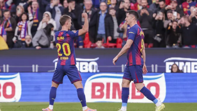 El Barça remonta al Alavés con un doblete de Dani Olmo en el Camp Nou