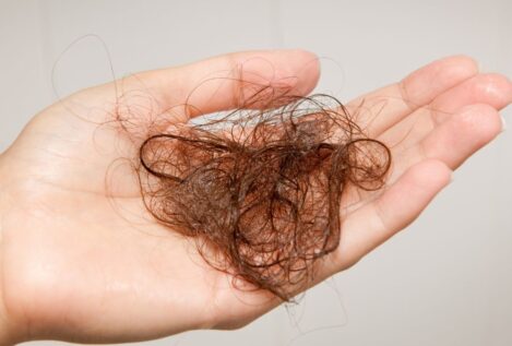 Un dermatólogo aclara por qué no debemos alarmarnos si se nos cae el pelo en la ducha