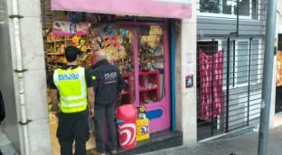 Detienen al dueño de una tienda de golosinas por vender cocaína en Barcelona