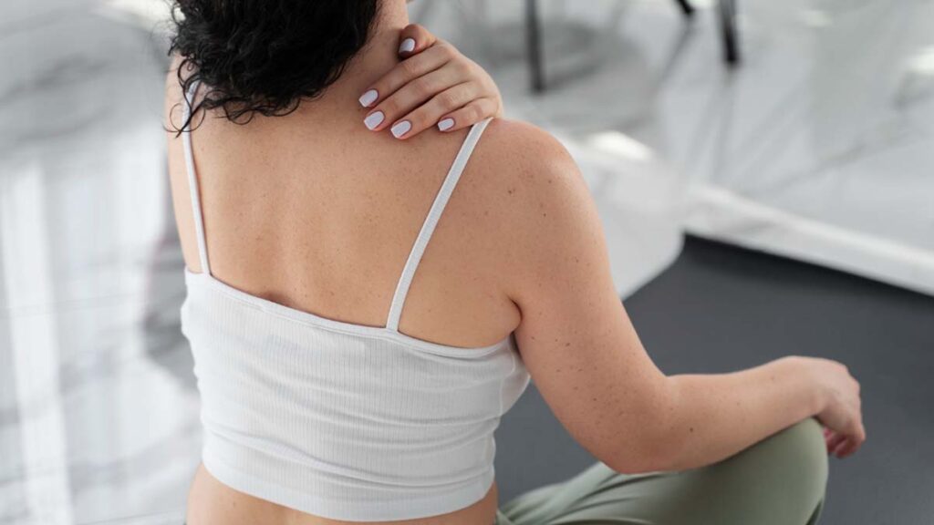 ejercicios hombros reducir espalda