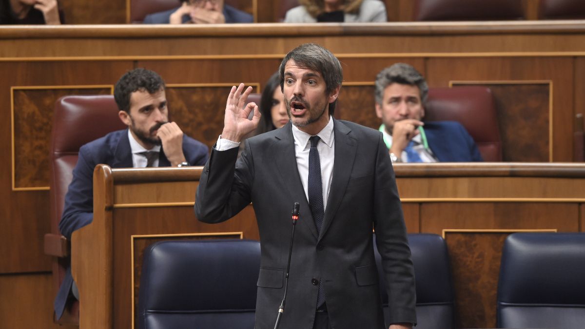 Urtasun arremete contra Milei por «recortar y atacar» la cultura en Argentina