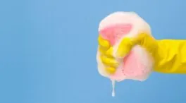 Usas mal la esponja de cocina: una ingeniera en alimentos explica cada cuánto desinfectarla