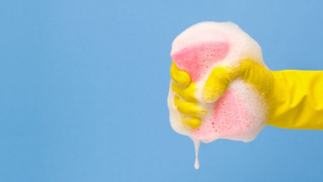 Usas mal la esponja de cocina: una ingeniera en alimentos explica cada cuánto desinfectarla