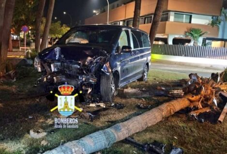 Cayetano Rivera sale ileso de un accidente tras chocar su vehículo contra una palmera