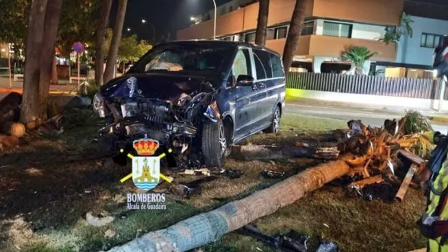 Cayetano Rivera sale ileso de un accidente tras chocar su vehículo contra una palmera