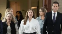 El PP se mofa del PSOE que ahora se aleja de Leire Díez al llamarla «Antoñita la fantástica»