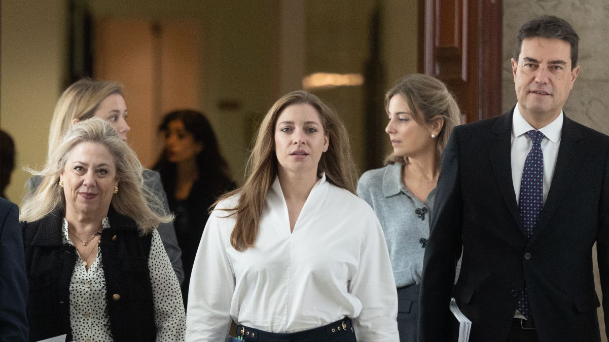 El PP se mofa del PSOE que ahora se aleja de Leire Díez al llamarla «Antoñita la fantástica»