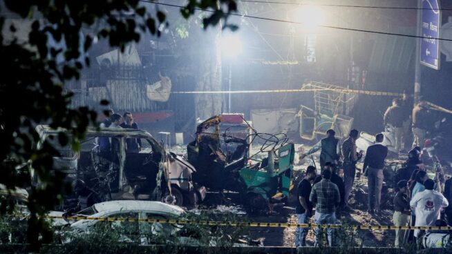 Mueren ocho personas por la explosión de un vehículo en Nueva Delhi (India)