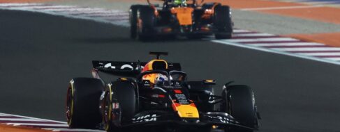 Verstappen aprovecha el error estratégico de los McLaren con exhibición de Sainz