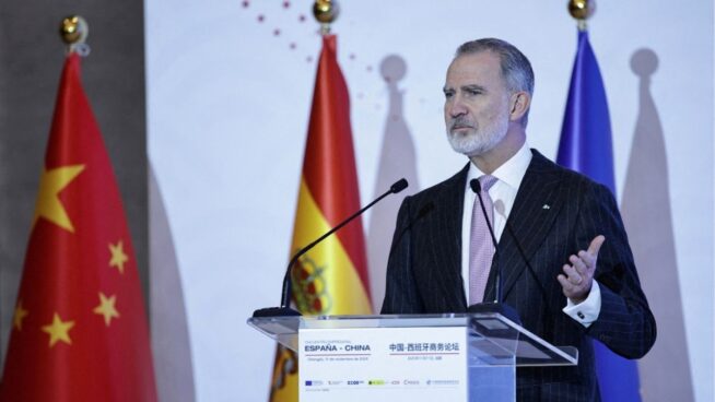 Felipe VI pide resolver las dificultades que aún existen para empresas españolas en China