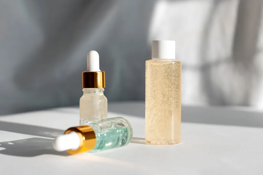 Frascos de productos cosméticos. (Fuente: Freepik)