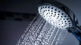 La frecuencia ideal de ducha a partir de los 65 años para tener una piel sana, según expertos