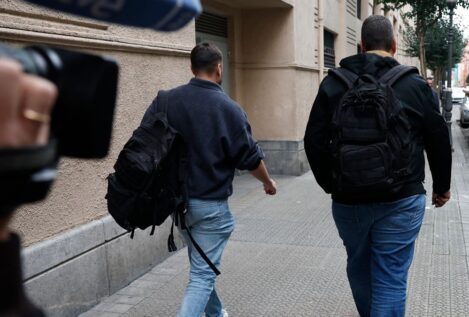 La UCO se lleva cuatro mochilas de la sede de Acciona en Bilbao tras el registro