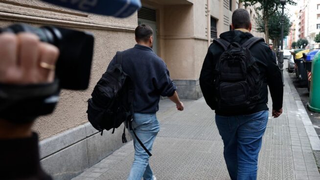 La UCO se lleva cuatro mochilas de la sede de Acciona en Bilbao tras el registro
