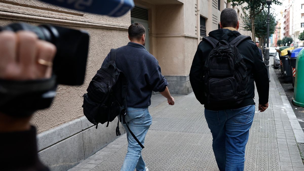 La UCO se lleva cuatro mochilas de la sede de Acciona en Bilbao tras el registro