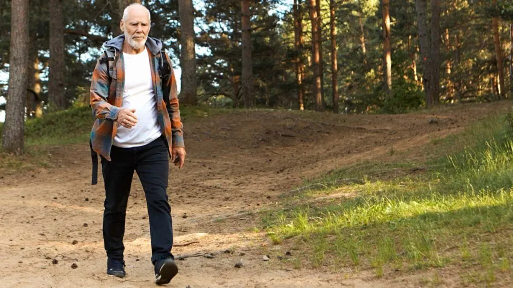 hombre-caminar-alzheimer-aire-libre-monte