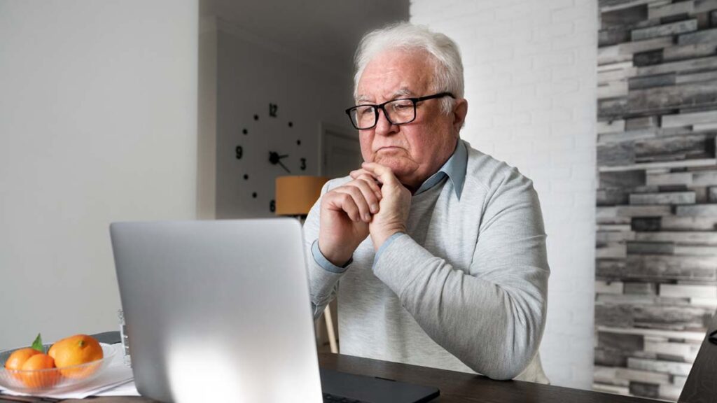 hombre-degeneracion-macular-ordenador