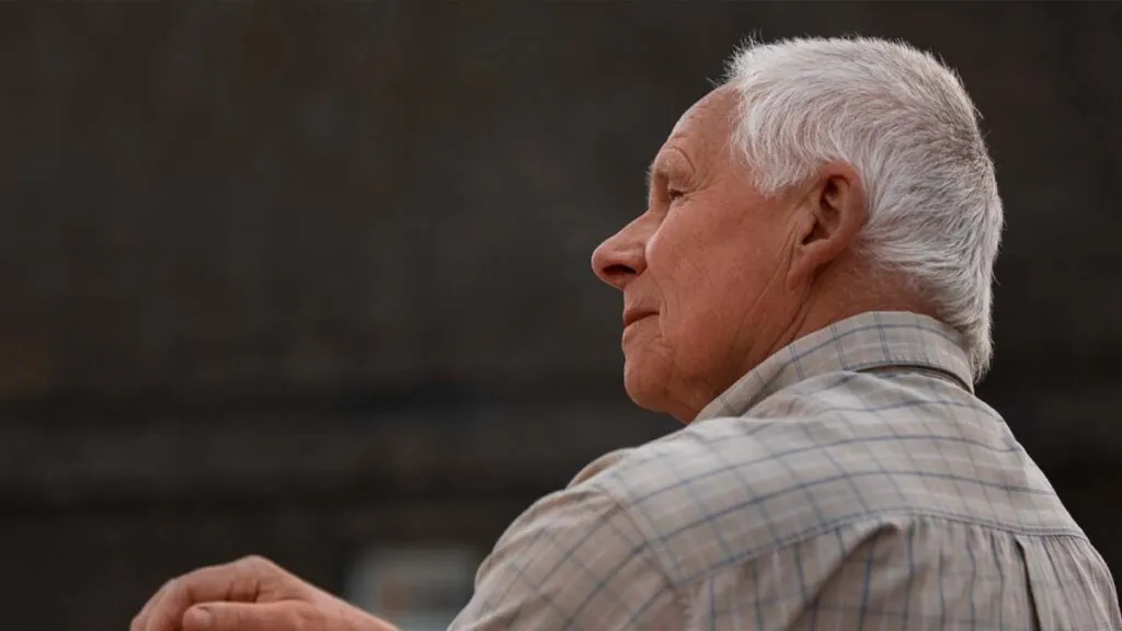 hombre-perdida-olfato-alzheimer-sentado