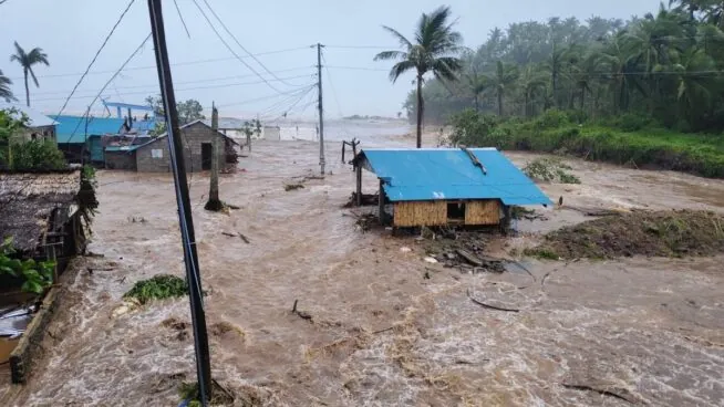 Un huracán en Filipinas obliga a evacuar más de un millón de personas y ya deja dos muertos