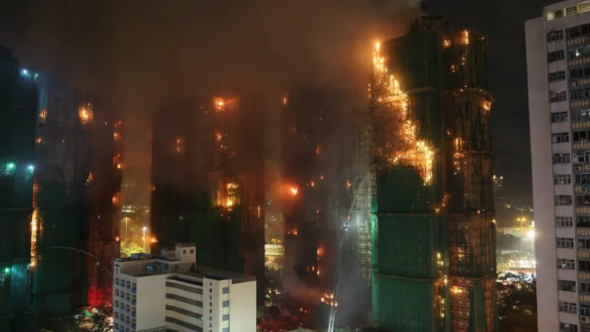 Al menos 36 muertos en un incendio que afecta a varios rascacielos de Hong Kong