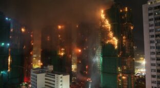 Al menos 36 muertos y 279 desaparecidos en un incendio en varios rascacielos de Hong Kong