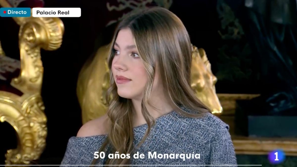 La infanta Sofía perfecciona el ‘office look’ en el Toisón: el top asimétrico que más favorece