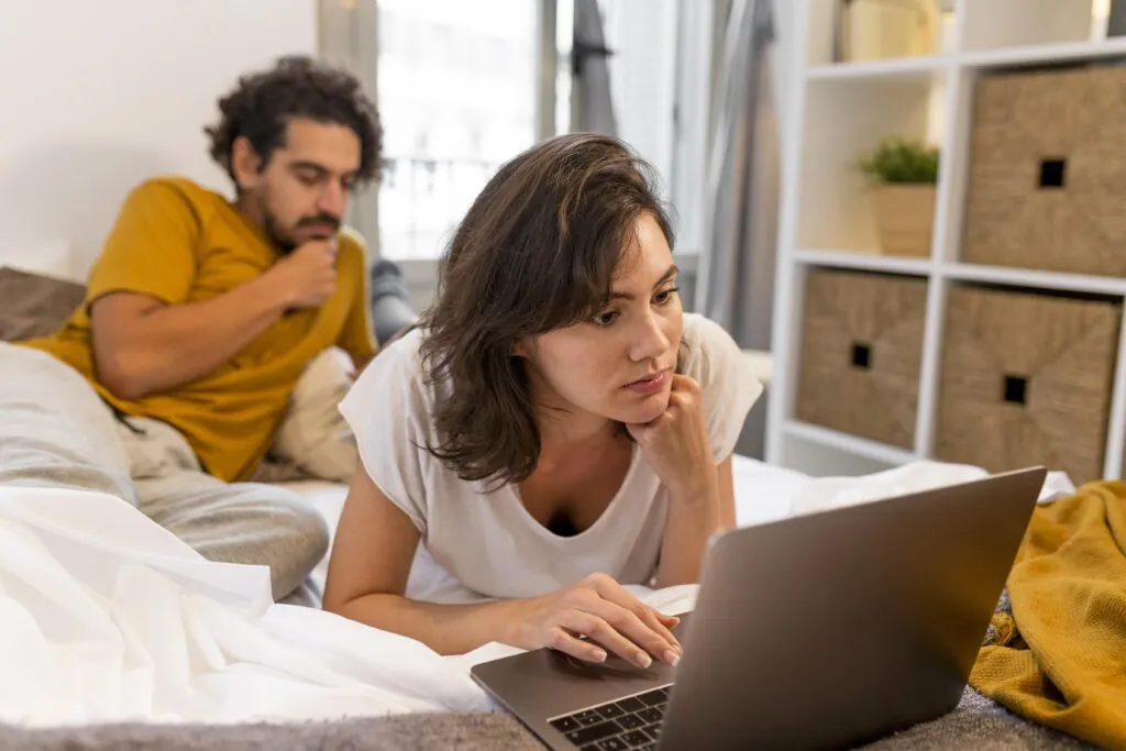 Muchas personas consideran que intimar con una IA es engañar a la pareja