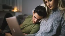 Crecen los conflictos de pareja por charlas íntimas con IA: ¿esto es infidelidad o no?