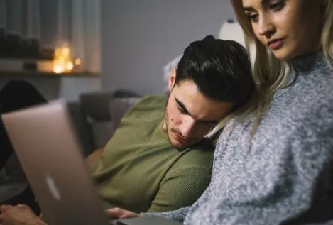 Crecen los conflictos de pareja por charlas íntimas con IA: ¿esto es infidelidad o no?