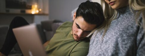 Crecen los conflictos de pareja por charlas íntimas con IA: ¿esto es infidelidad o no?