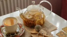 Cuatro infusiones nocturnas que alivian el dolor de cuello y te ayudan a dormir mejor