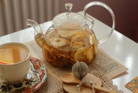 Cuatro infusiones nocturnas que alivian el dolor de cuello y te ayudan a dormir mejor