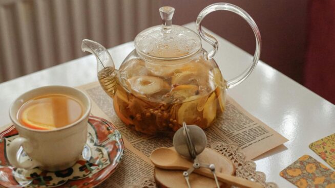 Cuatro infusiones nocturnas que alivian el dolor de cuello y te ayudan a dormir mejor