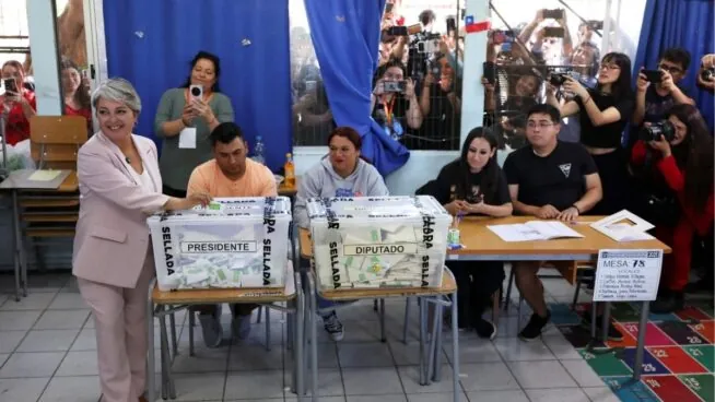 La izquierdista Jara y el derechista Kast irán a la segunda vuelta de las presidenciales en Chile