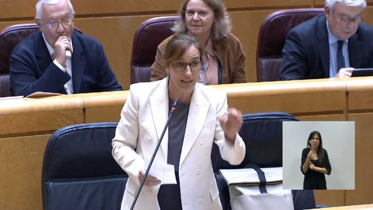 Pillan a Javier Arenas (PP) fumando un váper en el Senado y él lo niega: «Bajo ningún concepto»