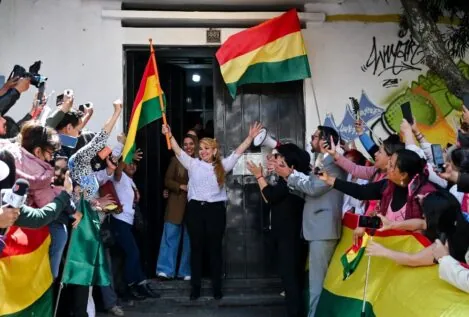 La opositora boliviana Jeanine Áñez sale de prisión después de casi cinco años