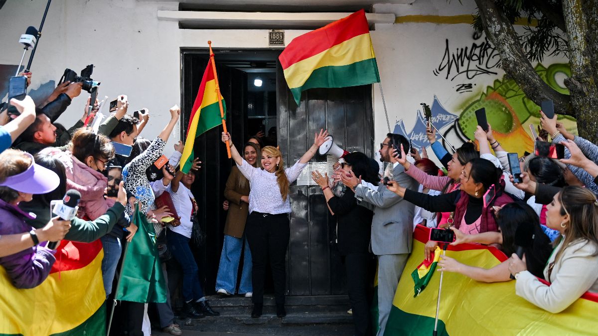 La opositora boliviana Jeanine Áñez sale de prisión después de casi cinco años