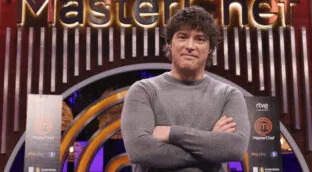 El acogedor salón de Jordi Cruz con vistas a la zona alta de Barcelona, diáfano y ventanales