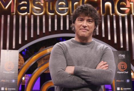 El acogedor salón de Jordi Cruz con vistas a la zona alta de Barcelona, diáfano y ventanales