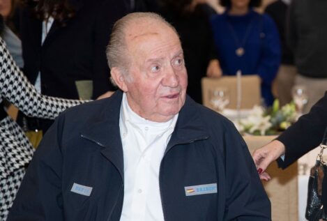 Las fotos del rey emérito revelan su WhatsApp abierto, un pin de España y camisas bordadas