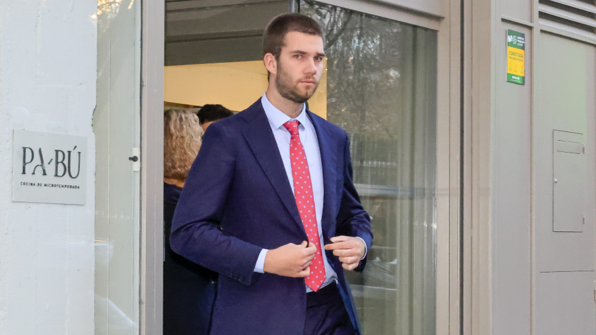 Juan Urdangarin estrena novia en Londres con un apasionado beso: así es Sofía, de origen indio