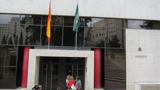 Condenan a prisión al subinspector de Policía Local de Granada por maltrato a su pareja